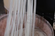 米线的制作视频(云南米线机器制作视频)