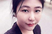 微博电商
:乔碧萝打算进军电商界，微博放出自己设计的t恤，这是要榨干粉丝最后一点价值吗？