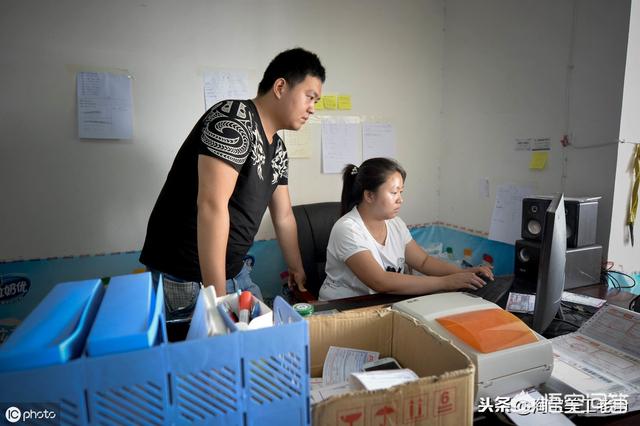 本人新手，想开个网店，是做淘宝好还是拼多多好呢？希望前期投入一万左右？