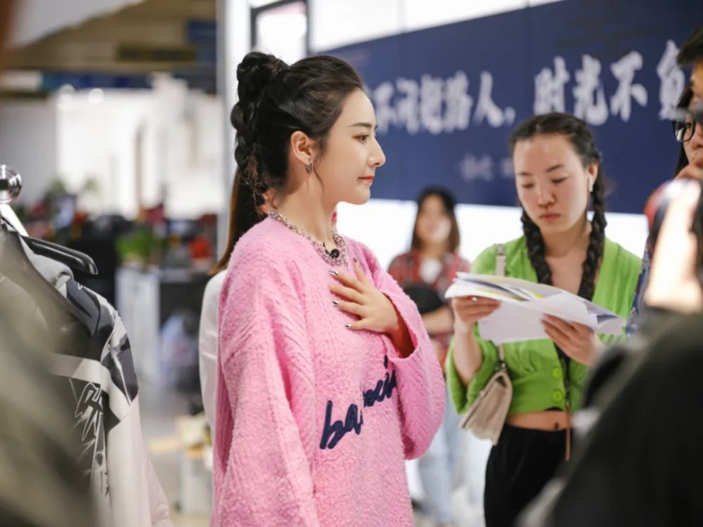 网红直播行业都是什么学历?研究生不在少数,李佳琦沦为本科垫底