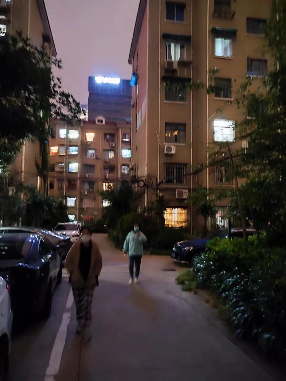 看不见的病毒,看得见的上海