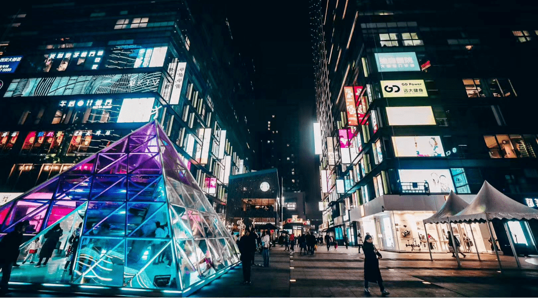 仿佛一夜之间，西安的商场一层开始卖电动汽车了