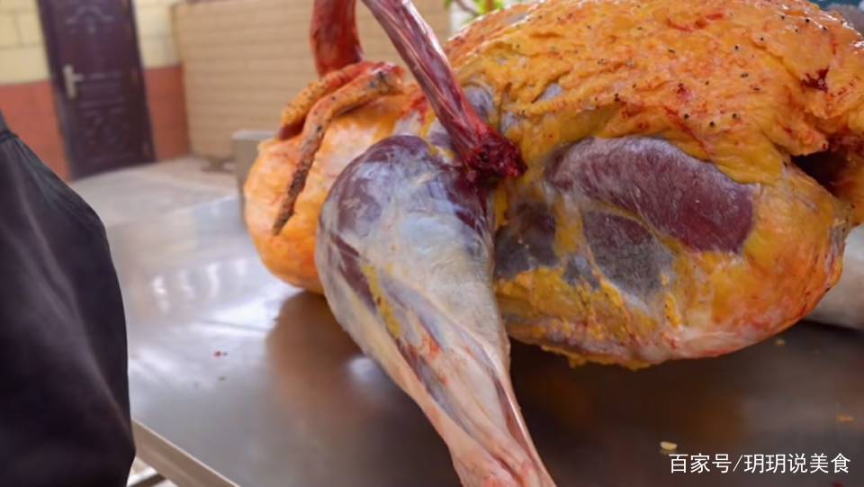 新疆大哥在家做小吃，90公斤才出30公斤肉，200一斤配手抓饭真香