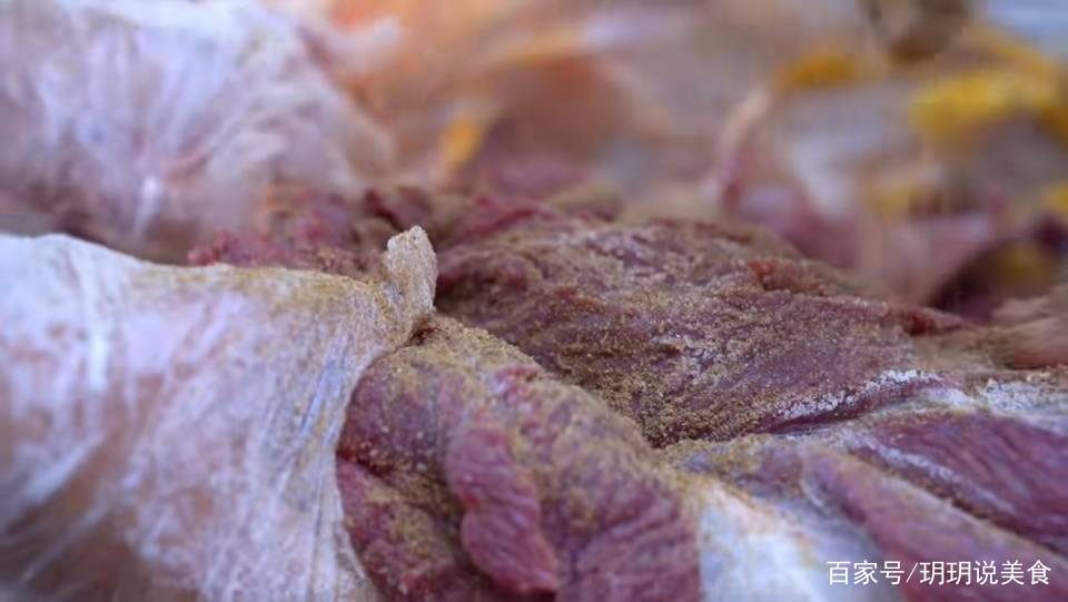 新疆大哥在家做小吃，90公斤才出30公斤肉，200一斤配手抓饭真香