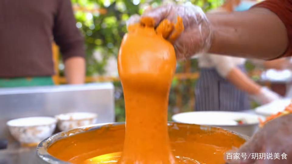 新疆大哥在家做小吃，90公斤才出30公斤肉，200一斤配手抓饭真香