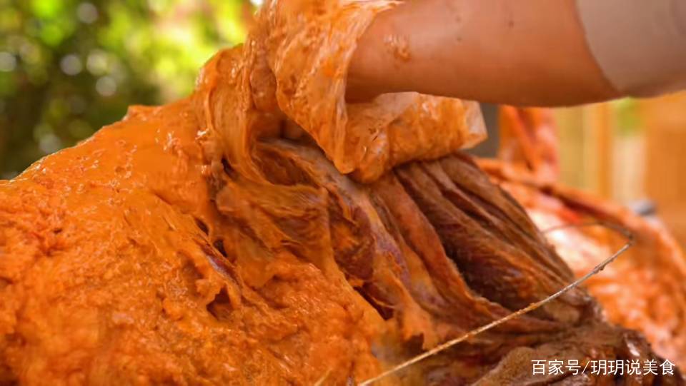 新疆大哥在家做小吃，90公斤才出30公斤肉，200一斤配手抓饭真香