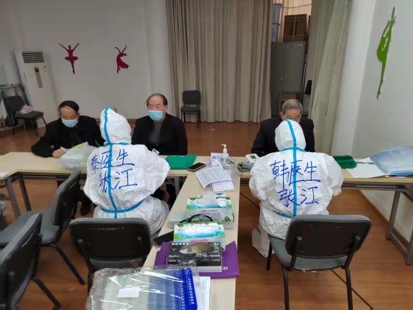 社区女医生逆行进入中风险地区,3岁的女儿问了这样一个问题,她顿时泪奔……