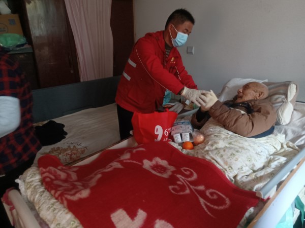 社区女医生逆行进入中风险地区,3岁的女儿问了这样一个问题,她顿时泪奔……