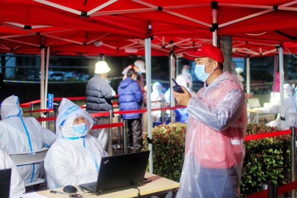 社区女医生逆行进入中风险地区,3岁的女儿问了这样一个问题,她顿时泪奔……