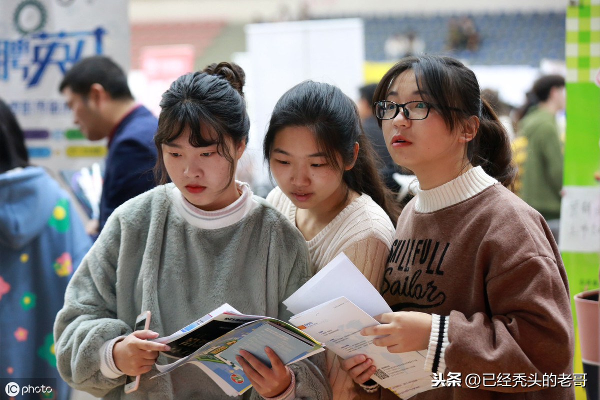 大学生创业项目,创立自媒体工作室,打造校园网红,一起赚大钱