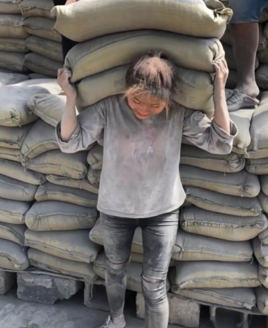 网红“水泥妹”骗局被揭穿后，老公和她离婚，近况既讽刺更可笑