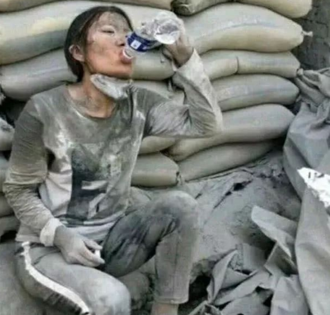 网红“水泥妹”骗局被揭穿后，老公和她离婚，近况既讽刺更可笑