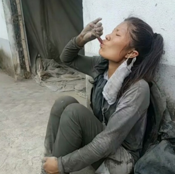 网红“水泥妹”骗局被揭穿后，老公和她离婚，近况既讽刺更可笑