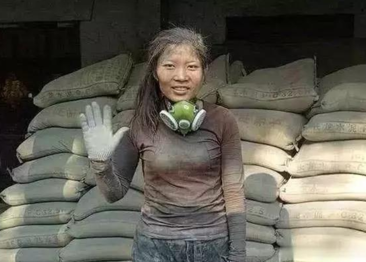 网红“水泥妹”骗局被揭穿后，老公和她离婚，近况既讽刺更可笑