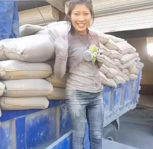 网红“水泥妹”骗局被揭穿后，老公和她离婚，近况既讽刺更可笑