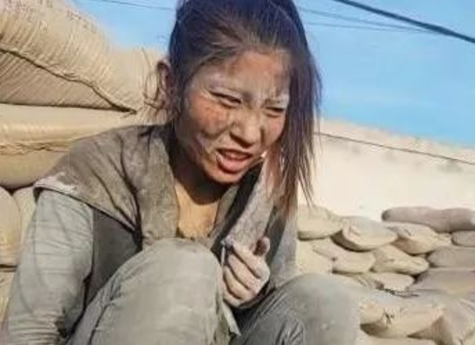 网红“水泥妹”骗局被揭穿后，老公和她离婚，近况既讽刺更可笑