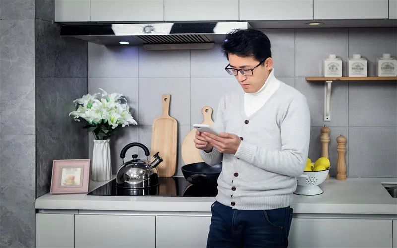 足不出户，日入千元，社会上有哪些这样的挣钱途径？