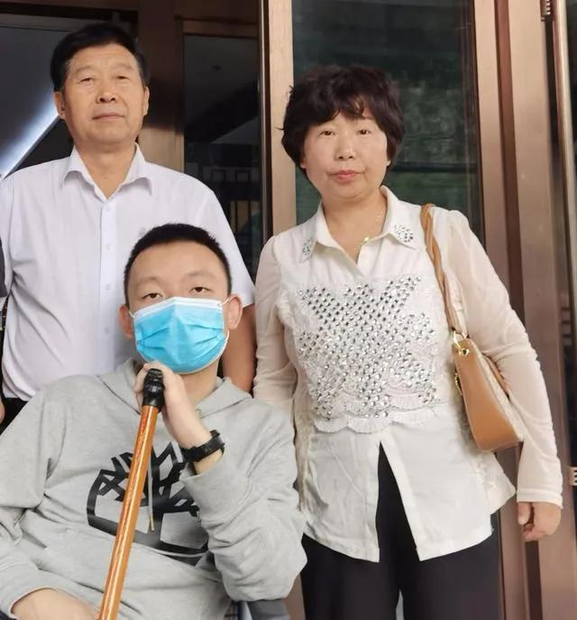 姚策爸爸首次发声：不后悔养大郭威，感谢许敏帮他养大了亲生儿子