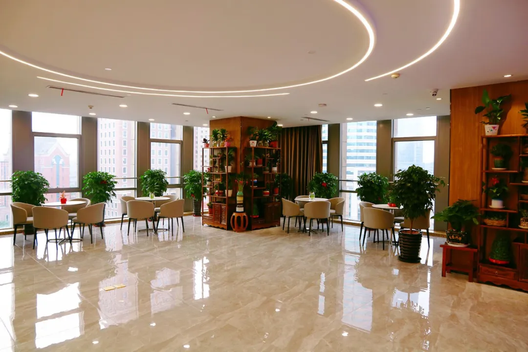 企鹅大战老干妈，哈哈哈，继续搬砖吧