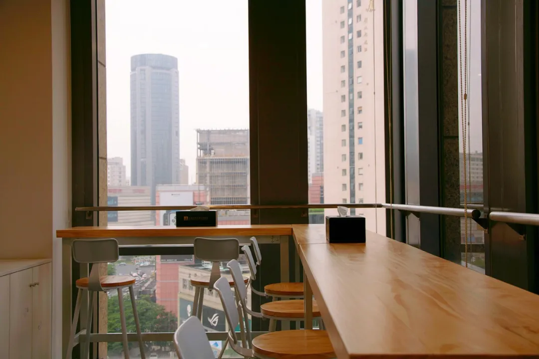 企鹅大战老干妈，哈哈哈，继续搬砖吧