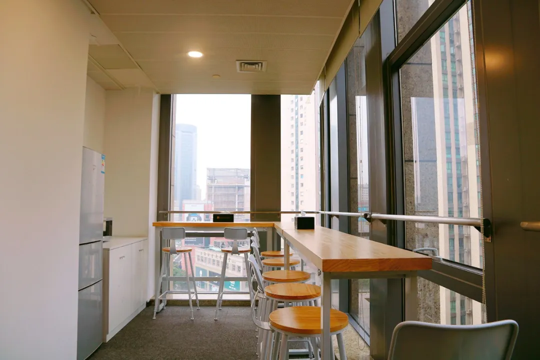 企鹅大战老干妈，哈哈哈，继续搬砖吧