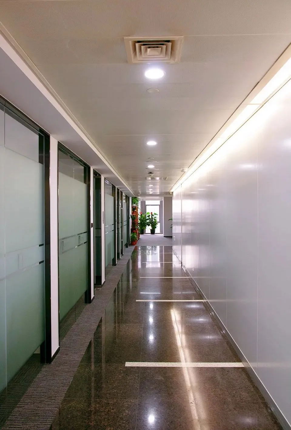 企鹅大战老干妈，哈哈哈，继续搬砖吧