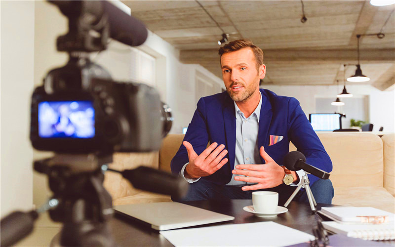 一名中年失业者，选择做自媒体，收入是否能比上班多？