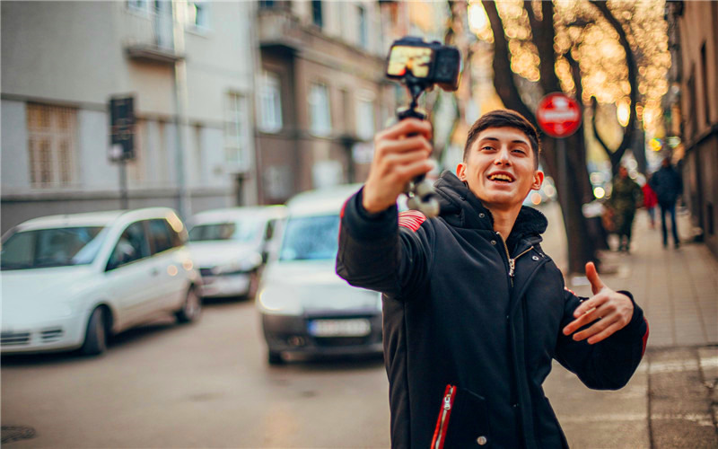 一名中年失业者，选择做自媒体，收入是否能比上班多？