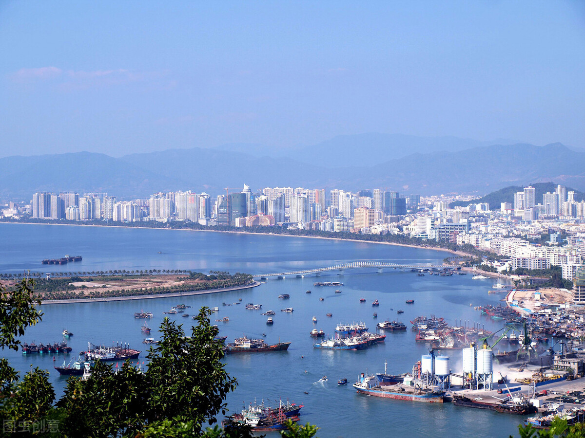 海南干净的大街，青翠的树木，美丽的花，天朗气清，惠风和畅 ……