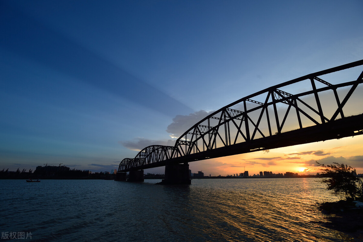 海南干净的大街，青翠的树木，美丽的花，天朗气清，惠风和畅 ……