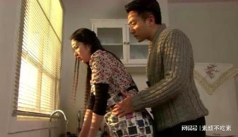 边摸边吃奶边做的视频