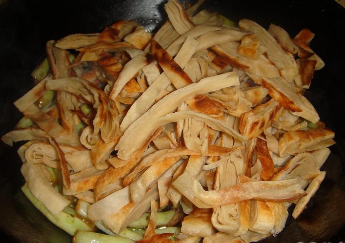 豆角炒饼的做法视频