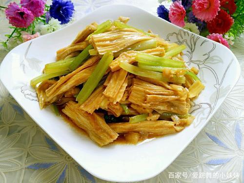 芹菜炒腐竹的做法视频
