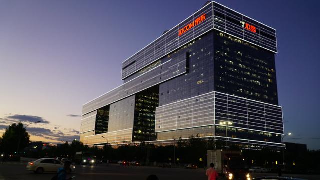 怎么看待京东集团新任CEO徐雷的花臂、耳钉、手串？