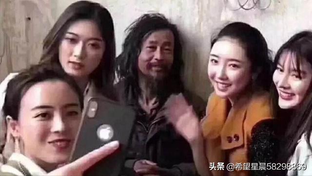 “流浪大师”沈巍帮电商直播卖酒，网友“铜臭味越来越浓”，大家怎么看？