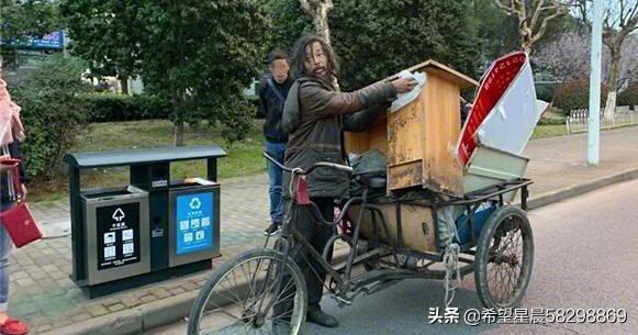 “流浪大师”沈巍帮电商直播卖酒，网友“铜臭味越来越浓”，大家怎么看？