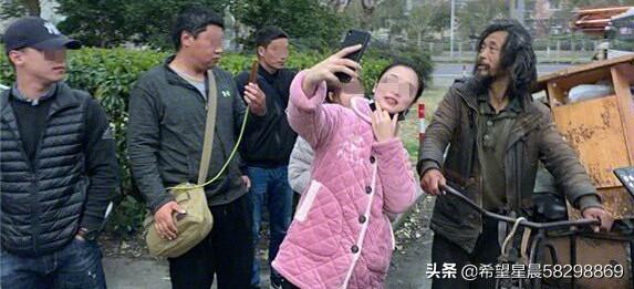 “流浪大师”沈巍帮电商直播卖酒，网友“铜臭味越来越浓”，大家怎么看？