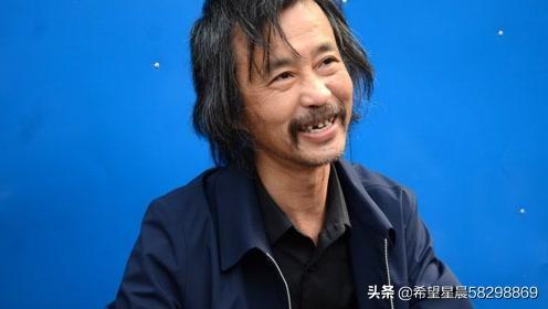 “流浪大师”沈巍帮电商直播卖酒，网友“铜臭味越来越浓”，大家怎么看？