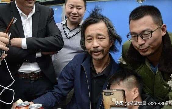 “流浪大师”沈巍帮电商直播卖酒，网友“铜臭味越来越浓”，大家怎么看？