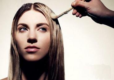 染发前要不要洗头